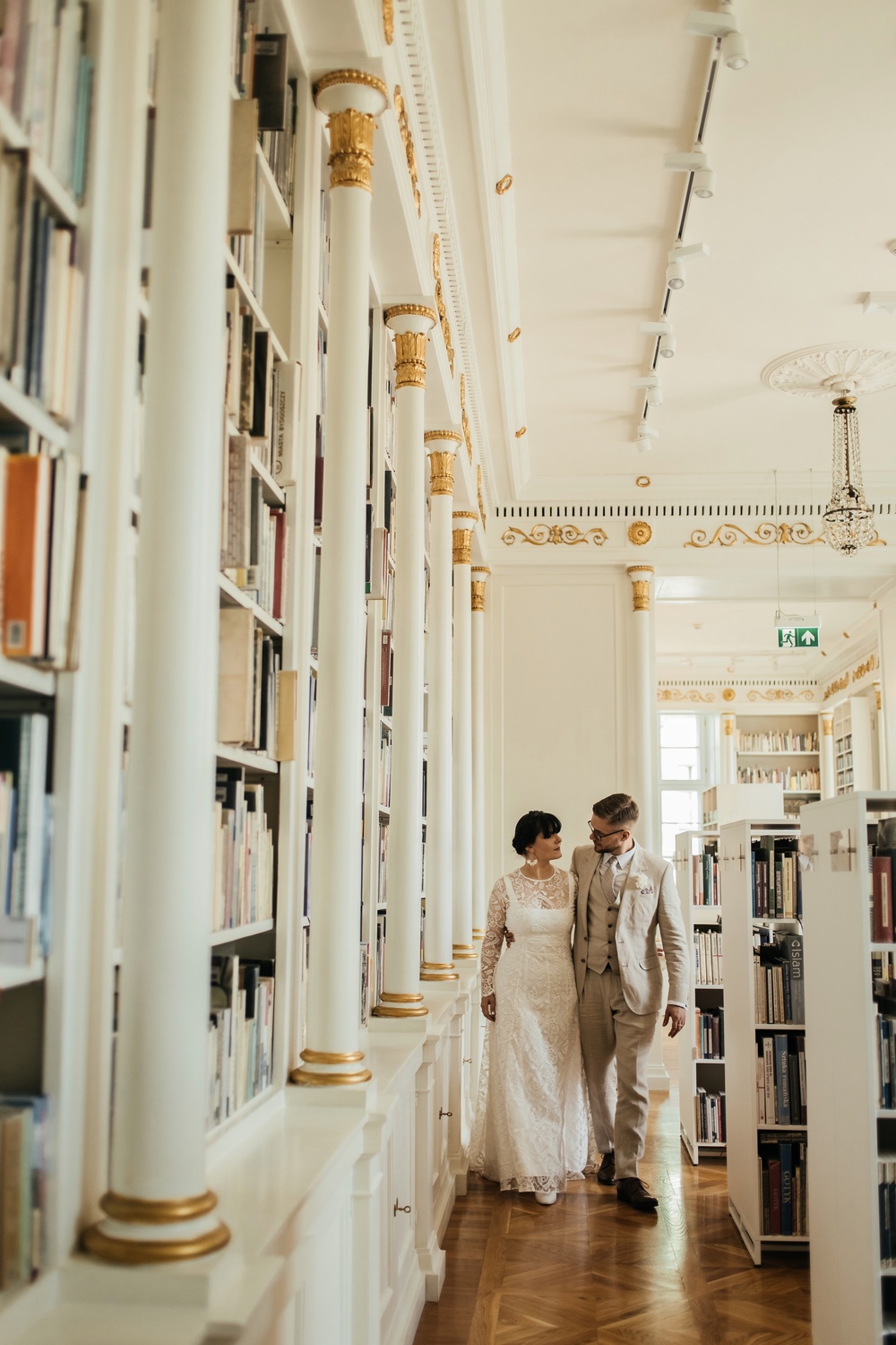 Romantyczna sesja ślubna w Bibliotece Raczyńskich w Poznaniu