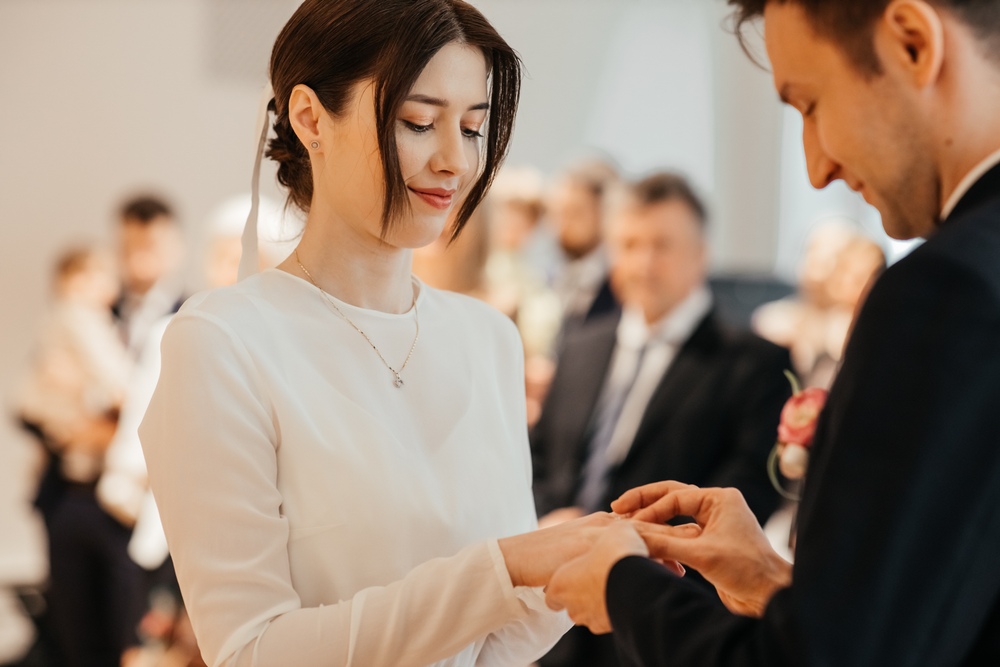 Uścisk dłoni nowożeńców podczas ślubu cywilnego w Poznaniu