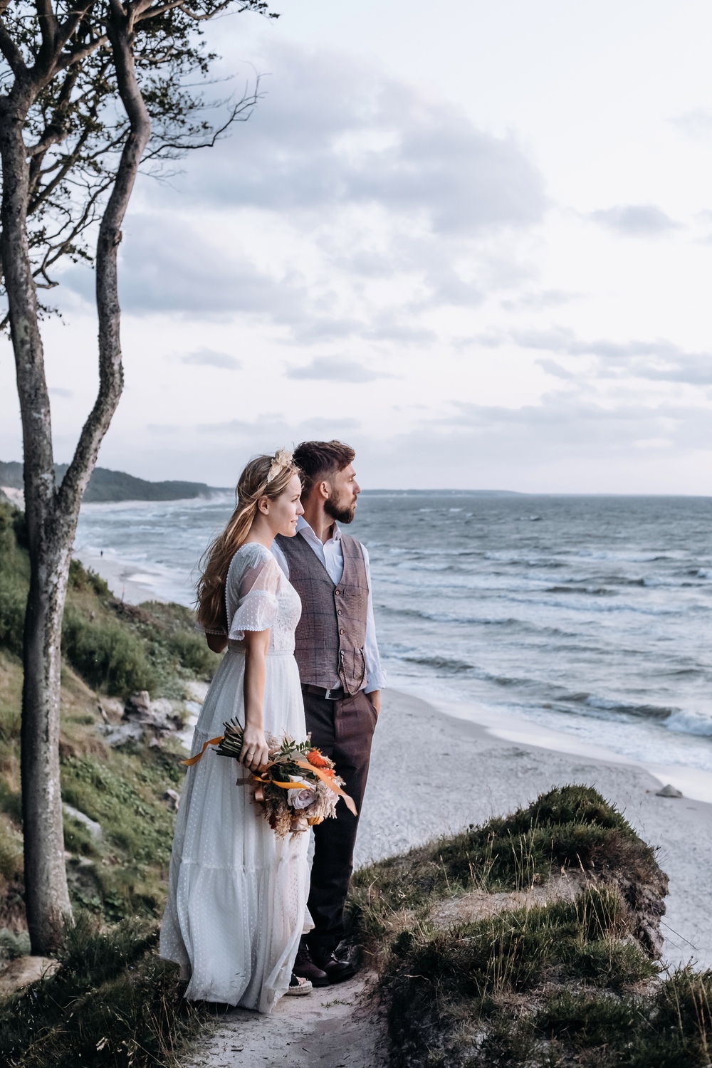 Romantyczna chwila podczas sesji ślubnej nad morzem w Poddąbiu - ujęcie pełne