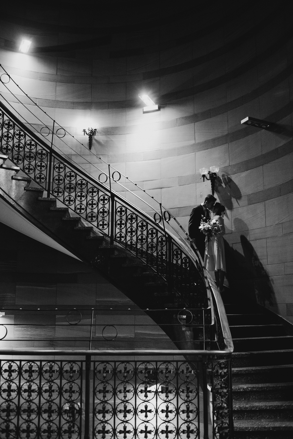 Wspaniałe ujęcie pary młodej na malowniczych, zakręconych schodach Zamku Cesarskiego, podkreślające ich wspólne piękno