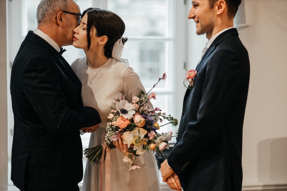 Bliscy i przyjaciele wyrażają swoją radość i życzenia podczas ceremonii ślubnej w Poznaniu