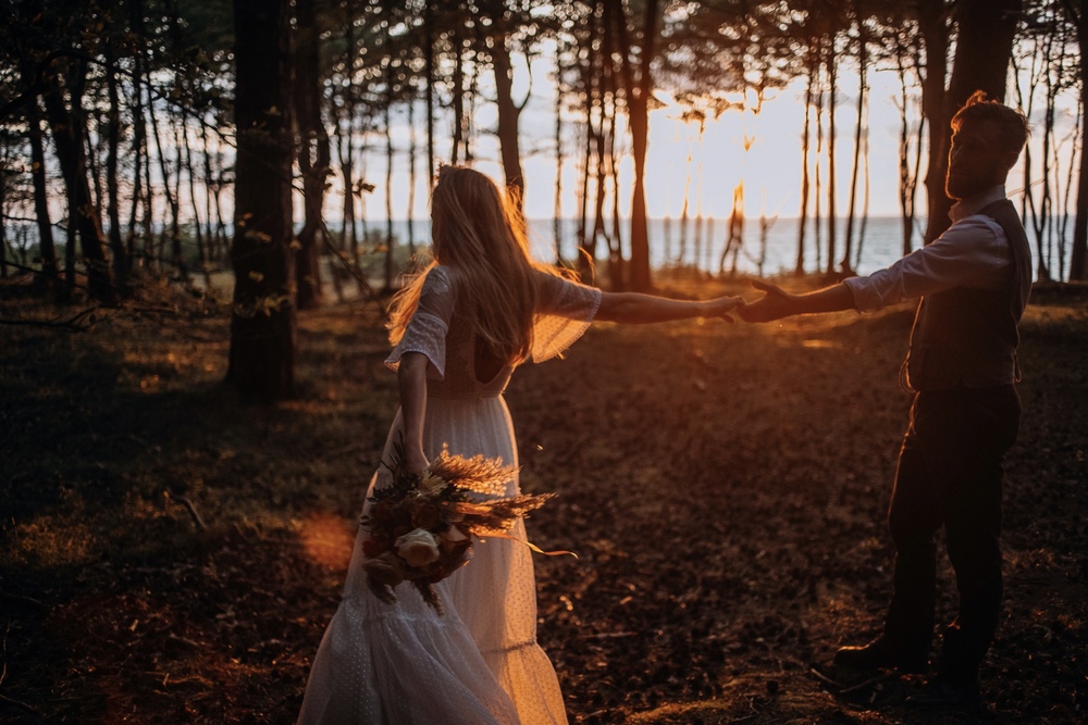 Romantyczna sesja ślubna nad morzem w Poddąbiu o zachodzie słońca