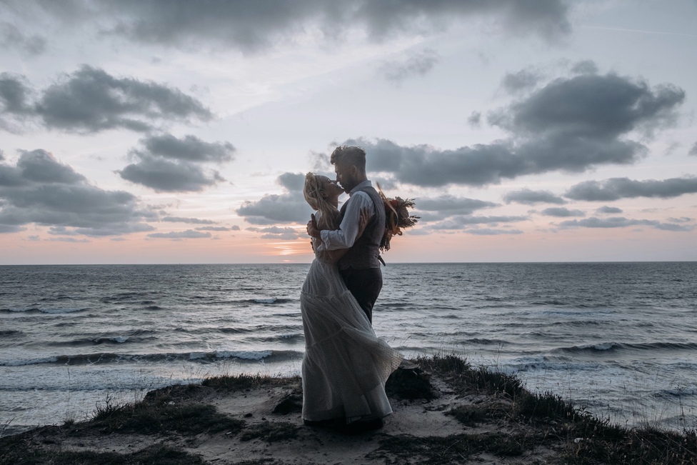 Zdjęcia ślubne Czerniejewo - para młoda całuje się podczas sesji plenerowej nad morzem w Poddąbiu