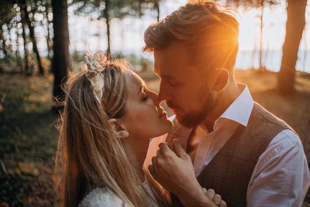 Bałtycka sesja ślubna na klifach Poddąbia w romantycznym świetle wieczoru