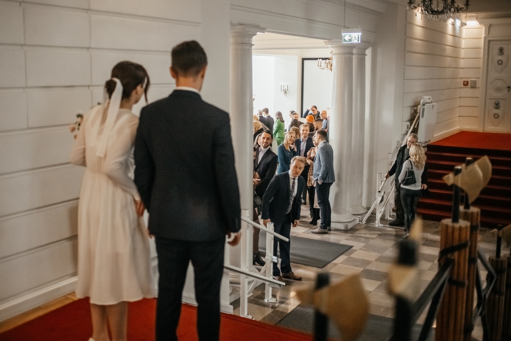 Goście skupieni na wzruszającym momencie ślubu cywilnego w Bibliotece Raczyńskich