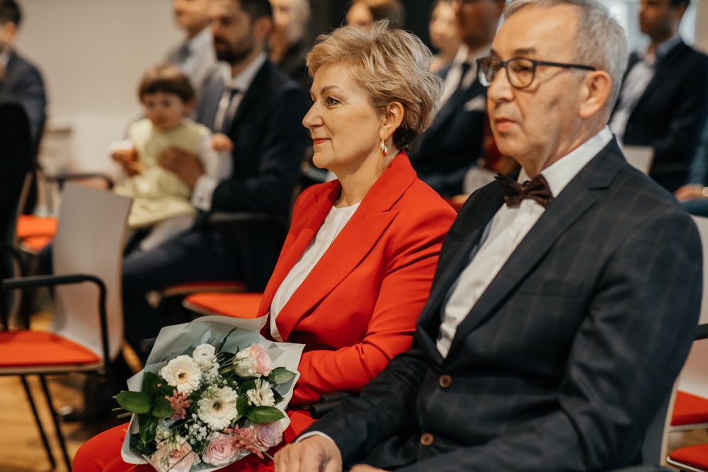 Rodzice pary młodej wzruszeni uczestniczą w ceremonii ślubu cywilnego w Bibliotece Raczyńskich