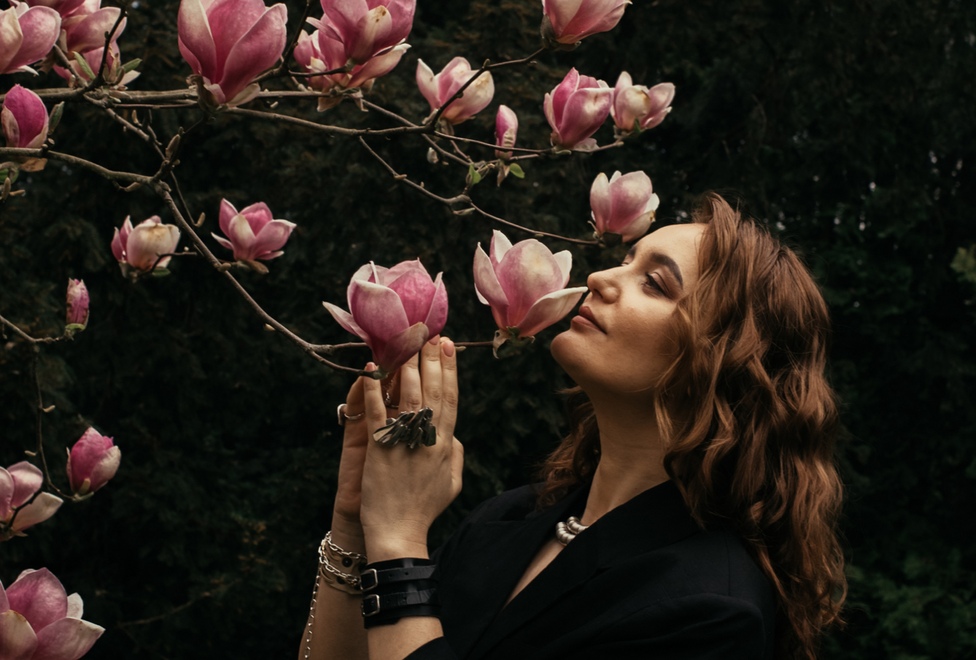 Sesja artystyczna Swarzędz - portret kobiety całującej kwiat magnolii