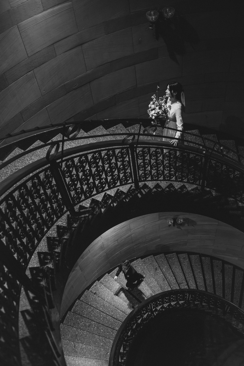 Para młoda zachwycająco prezentująca się na kręconych głównych schodach Zamku Cesarskiego, otuleni romantycznym blaskiem