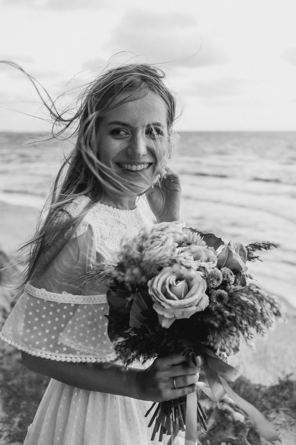 Ujęcie portretowe panny młodej podczas romantycznej sesji ślubnej nad morzem w Poddąbiu