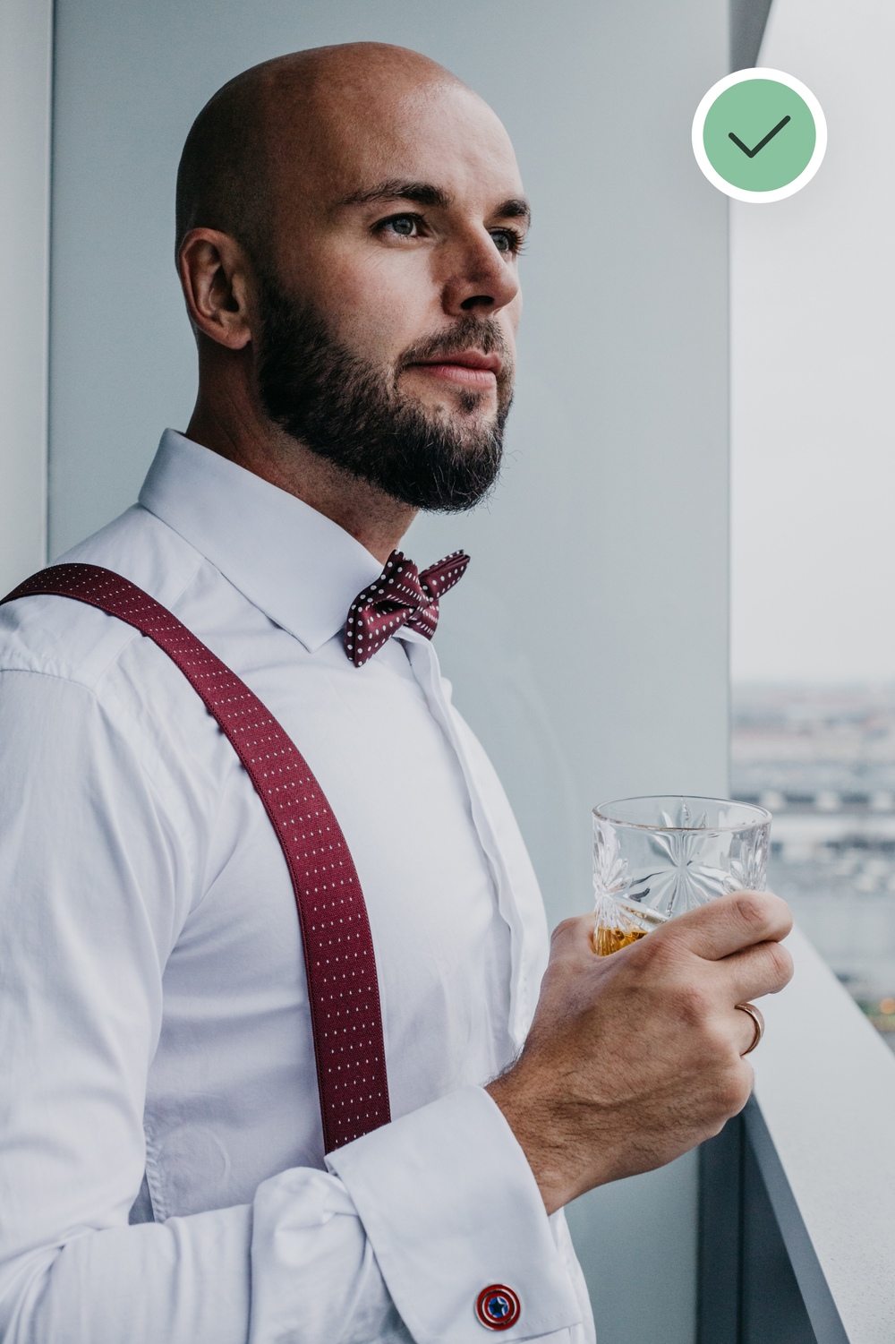 Zdjęcia ślubne Poznań - pan młody ze szklanką whisky na balkonie - zdjęcie po obróbce