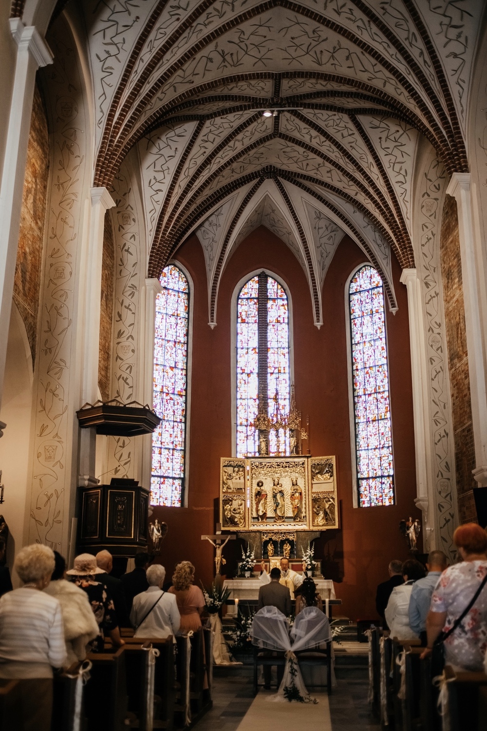 Fotografia pary młodej w naturalnym świetle kościoła św. Marcina
