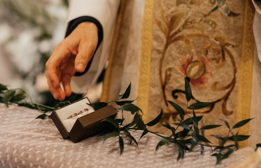 Intymna chwila miłości przed ołtarzem