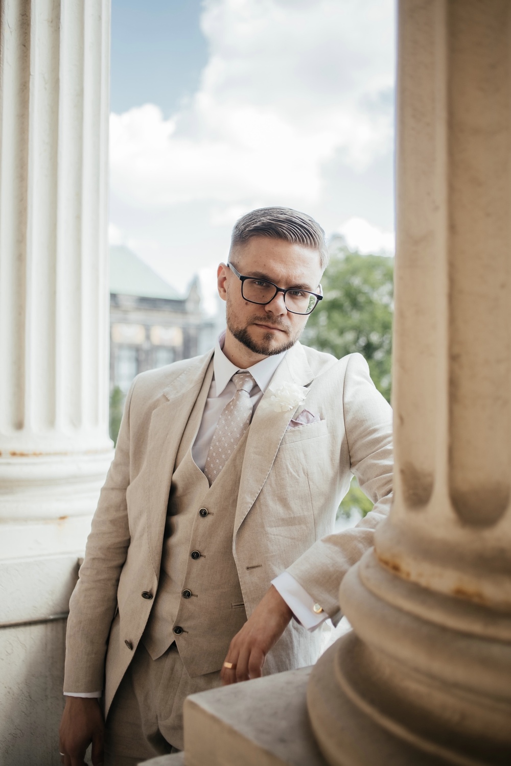 Piękno architektury i miłość splecione w tej sesji ślubnej w Bibliotece Raczyńskich