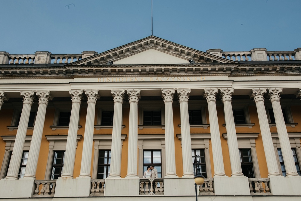 Zdjęcie zakochanej pary świętującej swój ślub cywilny w Bibliotece Raczyńskich w Poznaniu