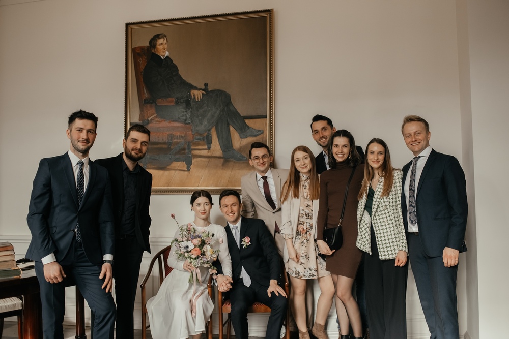 Moment, gdy rodzina i przyjaciele składają najserdeczniejsze gratulacje nowożeńcom w Bibliotece Raczyńskich
