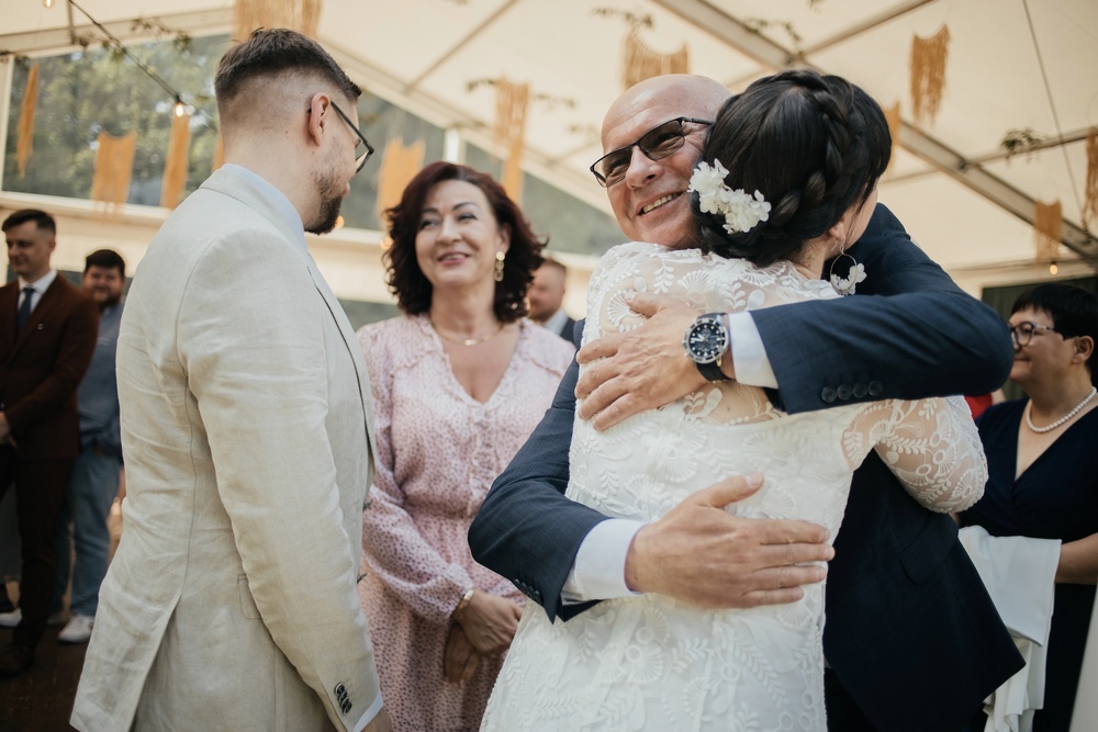 Szczęśliwa para i ich goście celebrujący miłość na weselnym przyjęciu