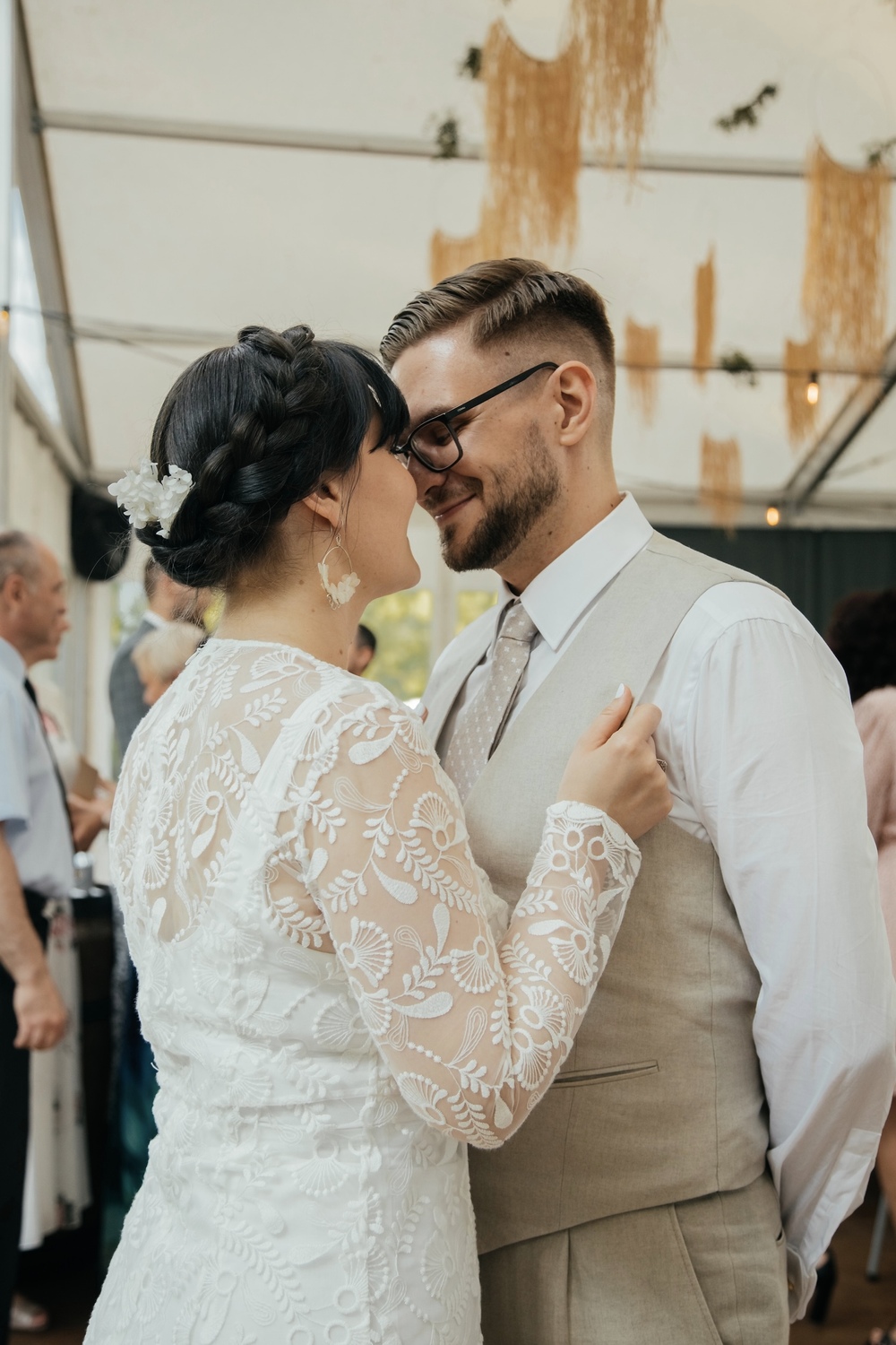 Nowożeńcy i ich goście świętujący wspaniałą miłość na przyjęciu weselnym