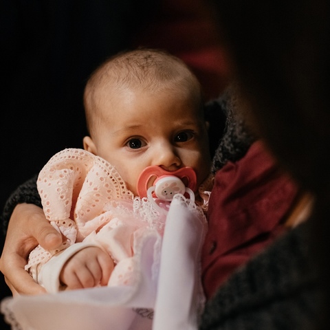 Sesja chrztu - portret niemowlęcia ze smoczkiem w ustach