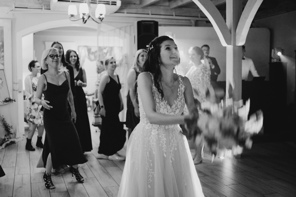 Elegancja i delikatność w ślubnym stylu pary młode