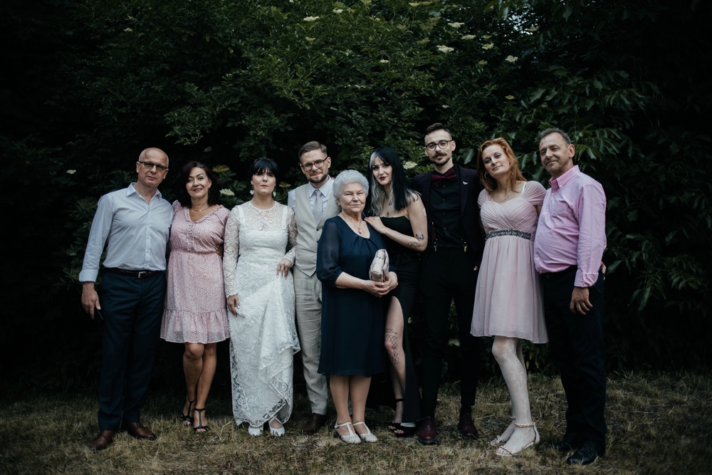 Portrety nowożeńców z najbliższymi rodziną i przyjaciółmi podczas weselnego przyjęcia