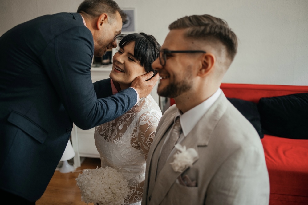 Chwila błogosławieństwa od rodziców podczas ceremonii zaślubin
