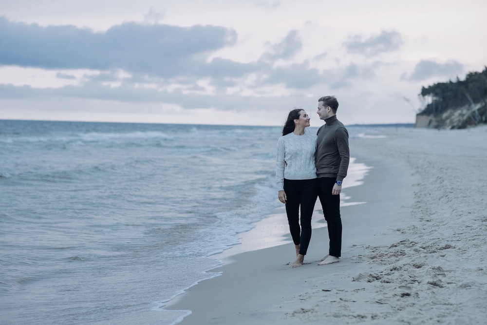 Para narzeczonych na tle morza i plaży w Międzyzdrojach