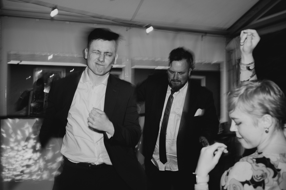 Goście i nowożeńcy w tańcu - reportaż fotograficzny pełen miłości