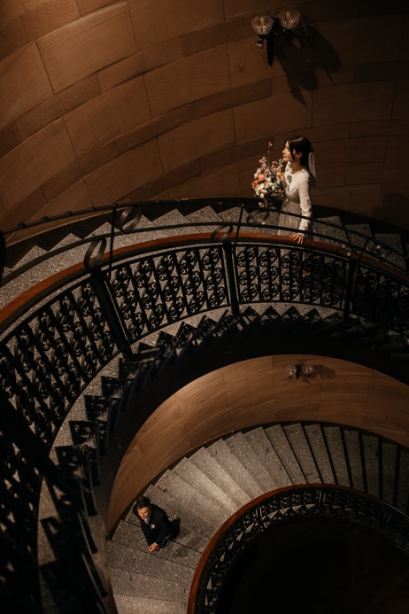 Zdjęcie ślubne panny młodej w kościele na schodach