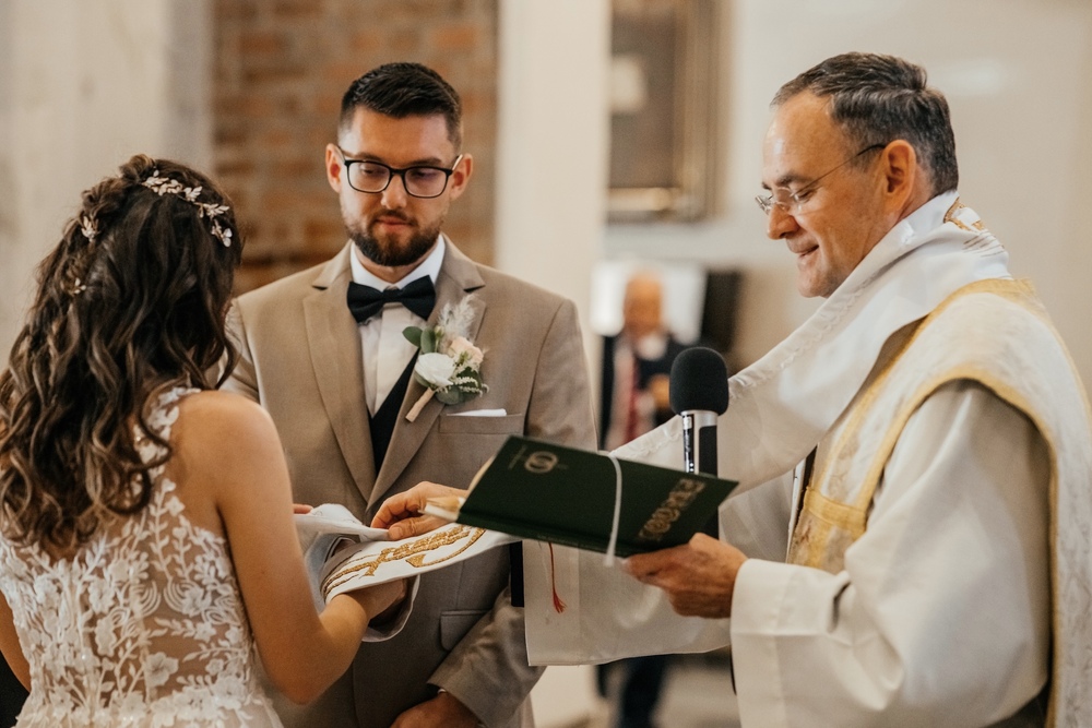 Miłość w ogniach świec: romantyczna sceneria ślubna