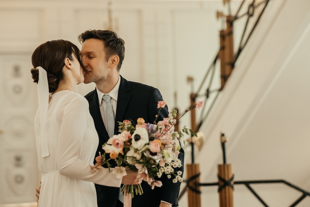 Bliska chwila między nowożeńcami podczas ceremonii ślubu cywilnego