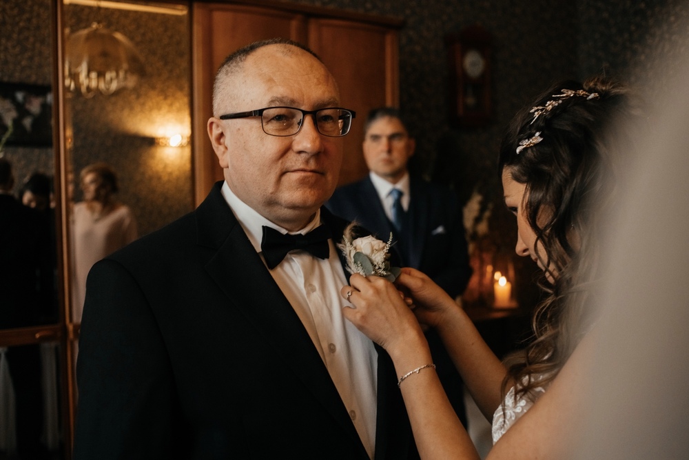 Rodzinny urok: ojciec pana młodego patrzy z dumą na syna i przyszłą synową