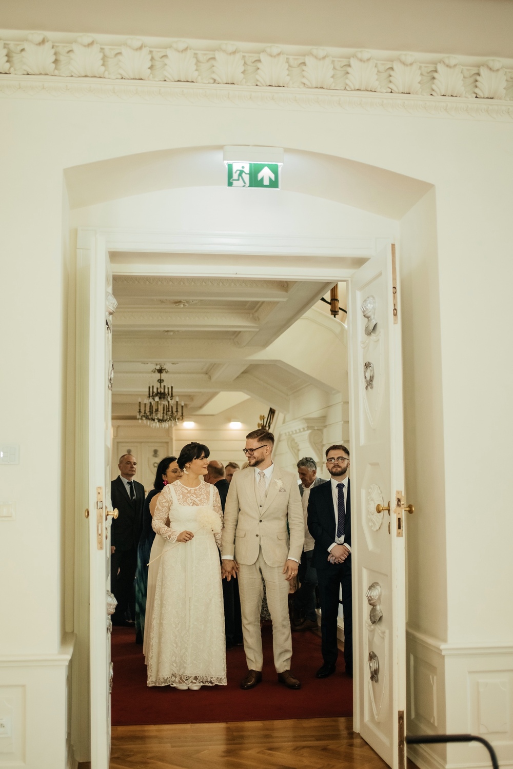 Romantyczny moment ślubu w historycznym otoczeniu Biblioteki Raczyńskich