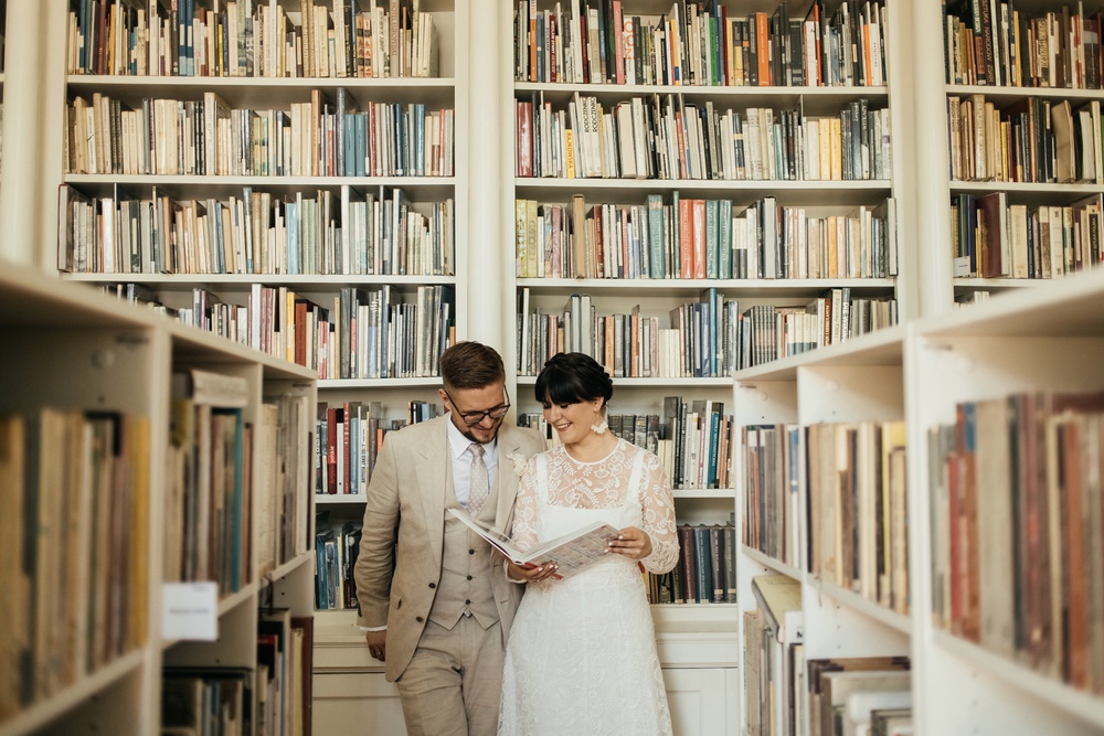 Chwila miłości i związku podczas sesji ślubnej w Bibliotece Raczyńskich