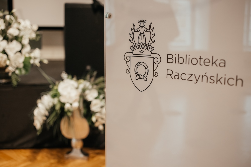 Drzwi się otwierają, ujawniając nowożeńców w chwili wejścia do magicznego wnętrza