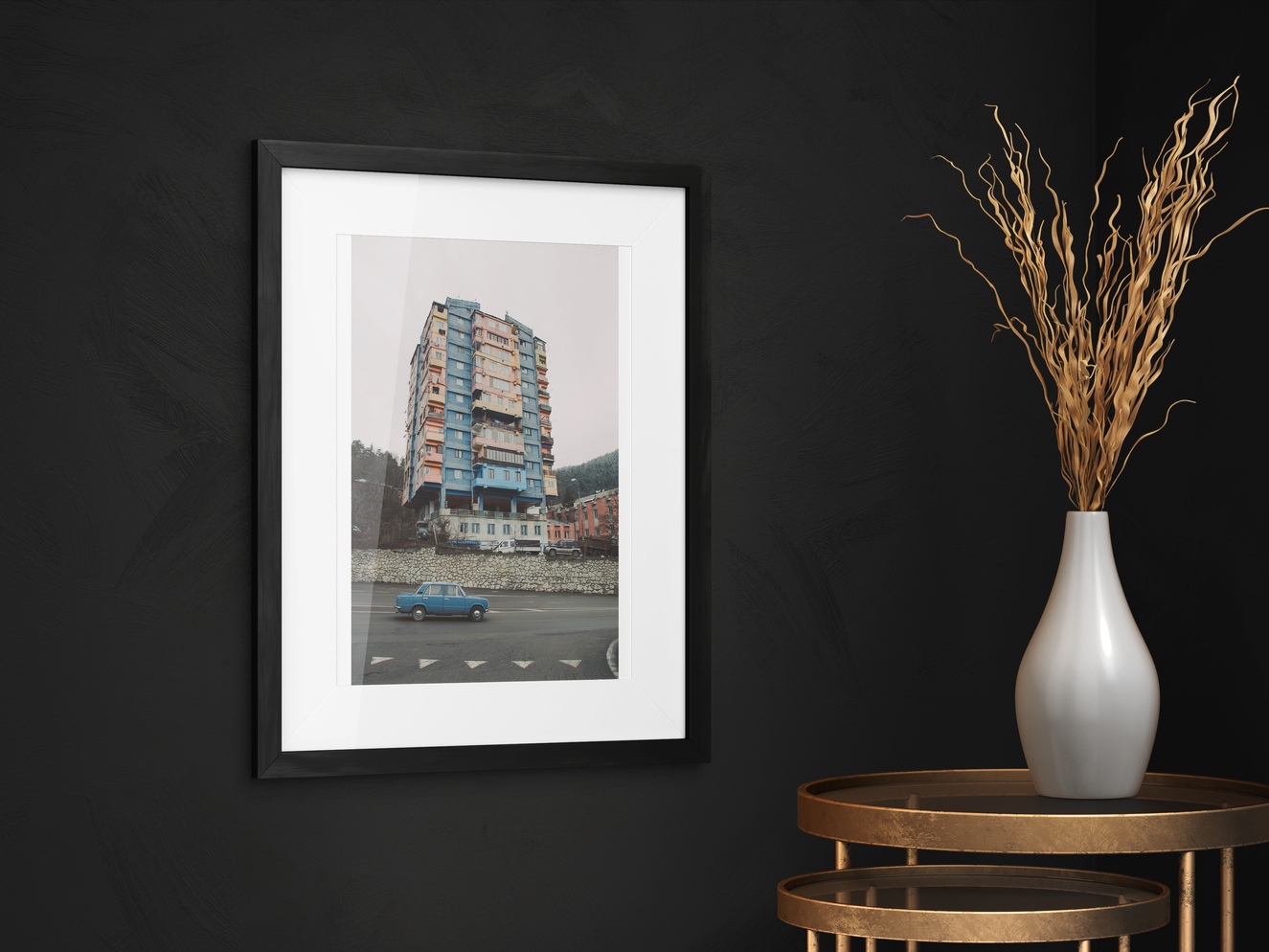 Klasyczne sowieckie auto na tle równie starego bloku z Borżomi w Gruzji