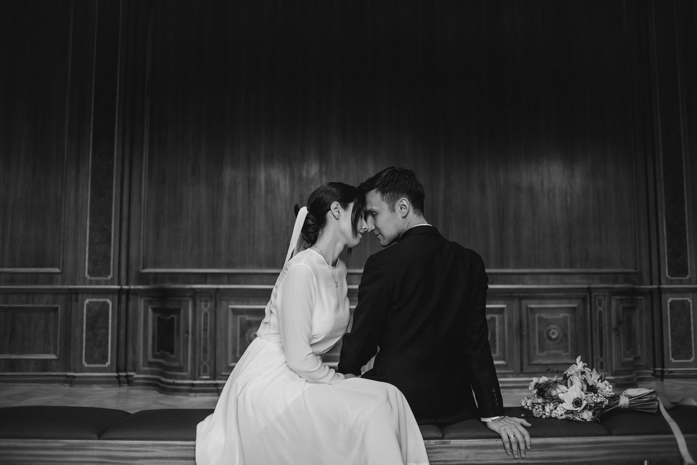 Portret pary młodej, przytulającej się w zamkowych wnętrzach, gdzie każdy gest wyraża głębokie uczucie i związek między nimi