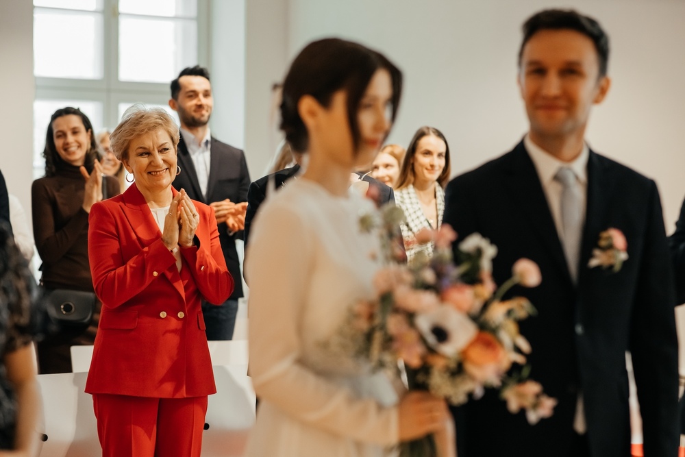 Emocjonalne spojrzenia rodziców w trakcie ślubu ich ukochanych dzieci