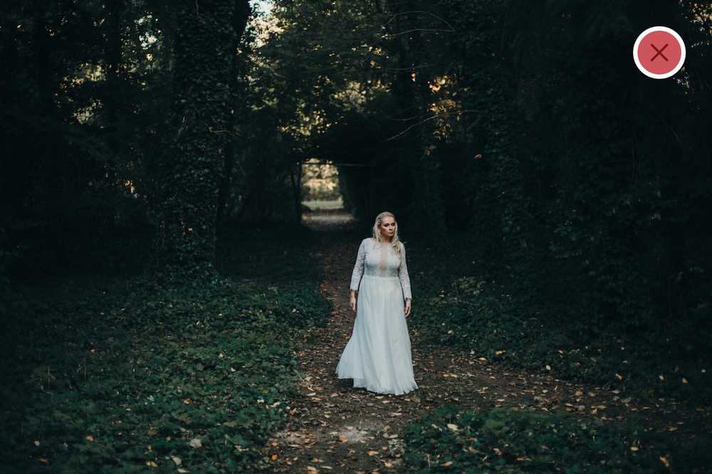 Zdjęcia ślubne Poznań - panna młoda przechadzająca się po ogrodzie