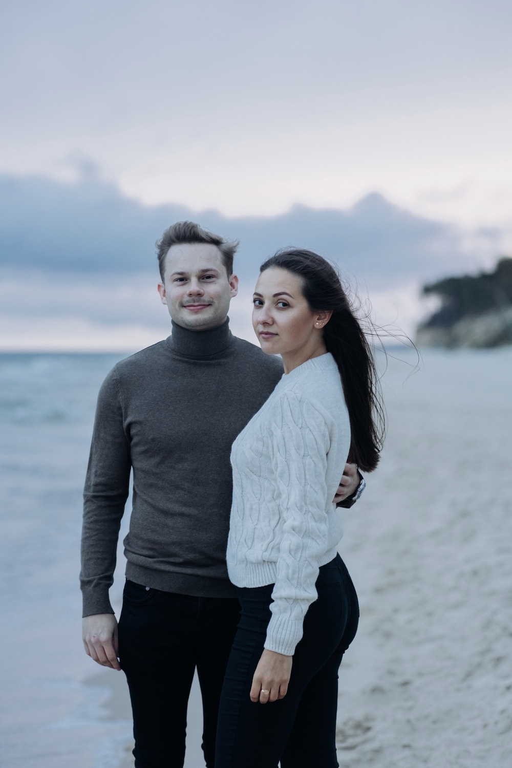 Sesja narzeczeńska na plaży Międzyzdrojów: elegancja i miłość
