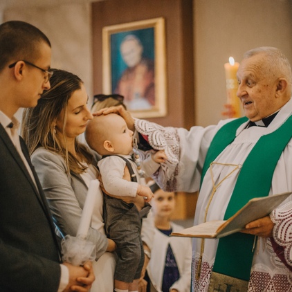 Zdjęcia chrztu Poznań - dziecko namaszczone przez księdza