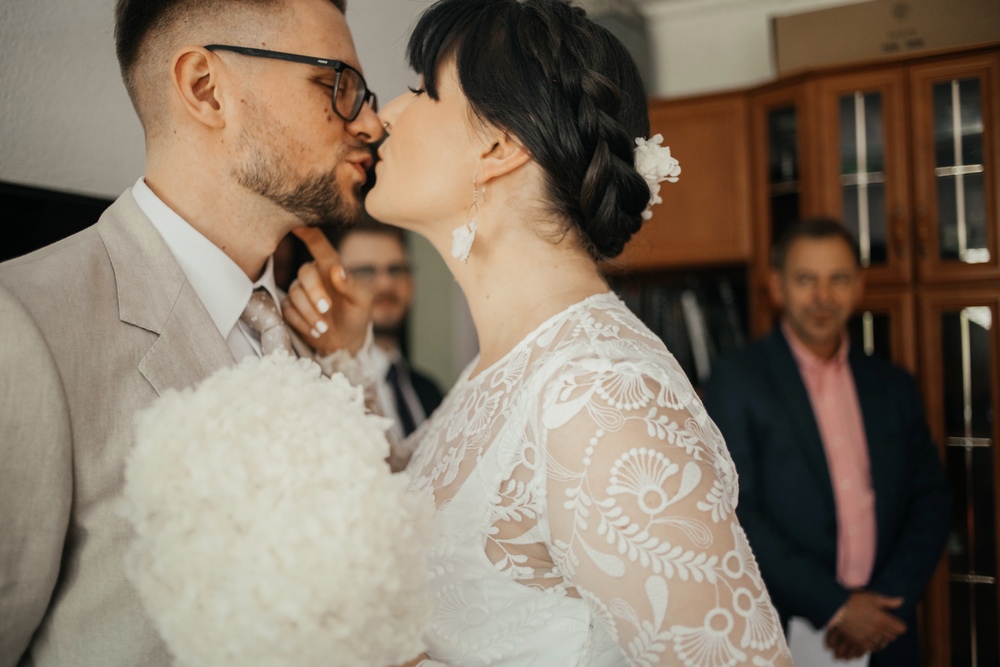 Emocjonalny pierwszy kontakt młodej pary w dniu ślubu