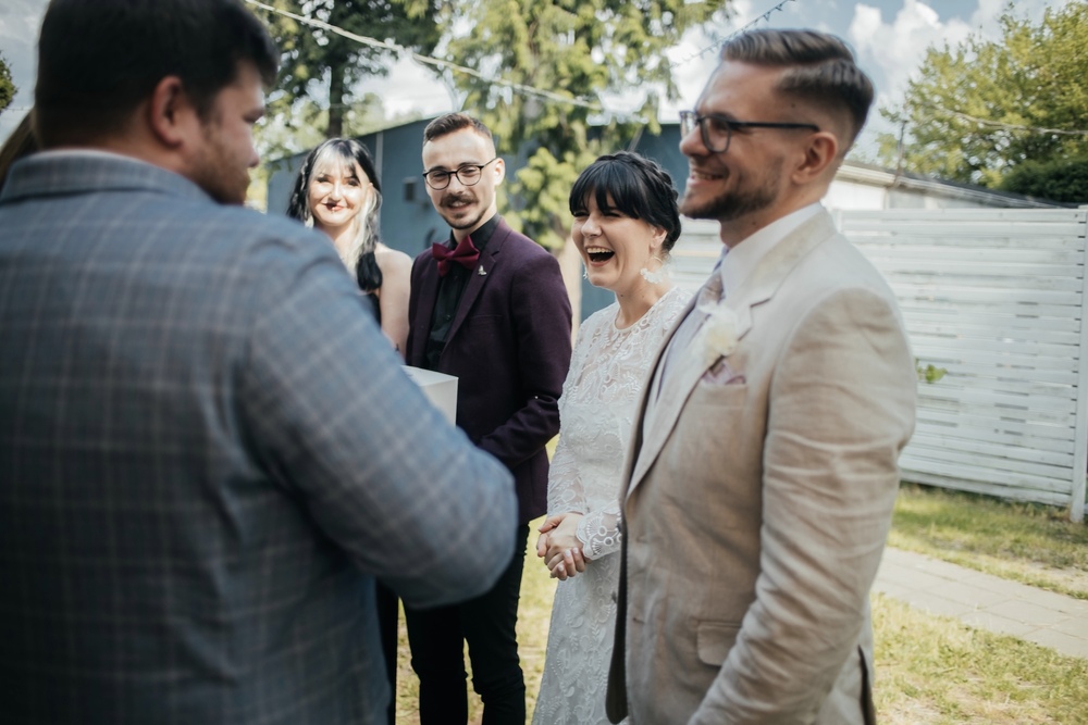 Chwile wzruszenia i miłości na weselnym przyjęciu
