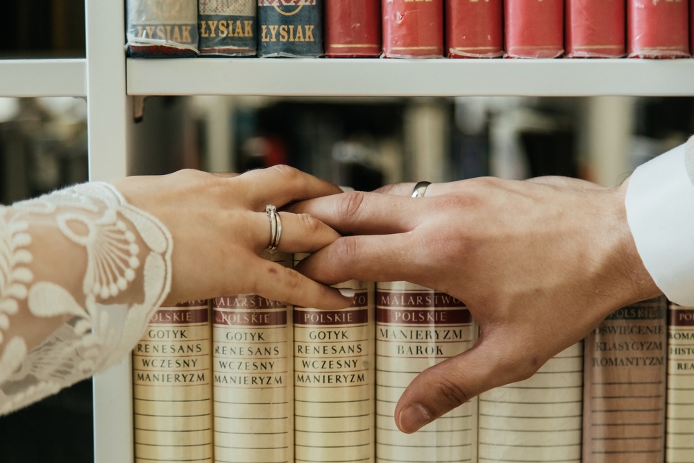 Uchwycenie radości i szczęścia pary w sercu Biblioteki Raczyńskich