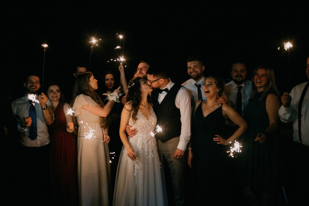 Błysk miłości: Pary młodej w świetle iskier