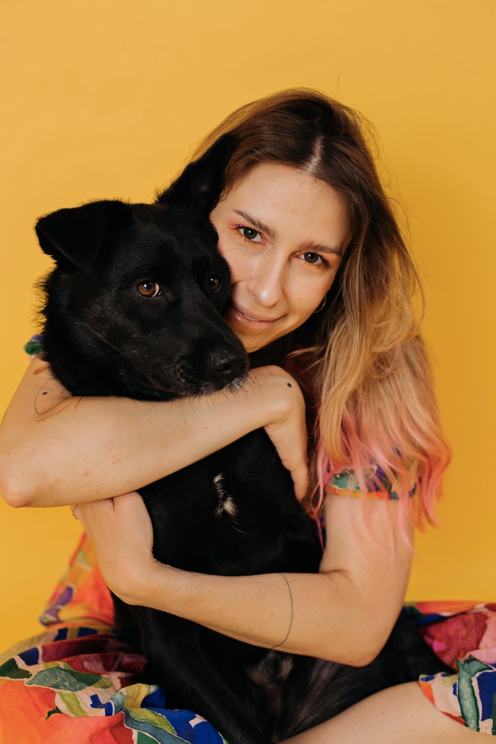 Sesja artystyczna w studio Poznań - dziewczyna obejmująca psa