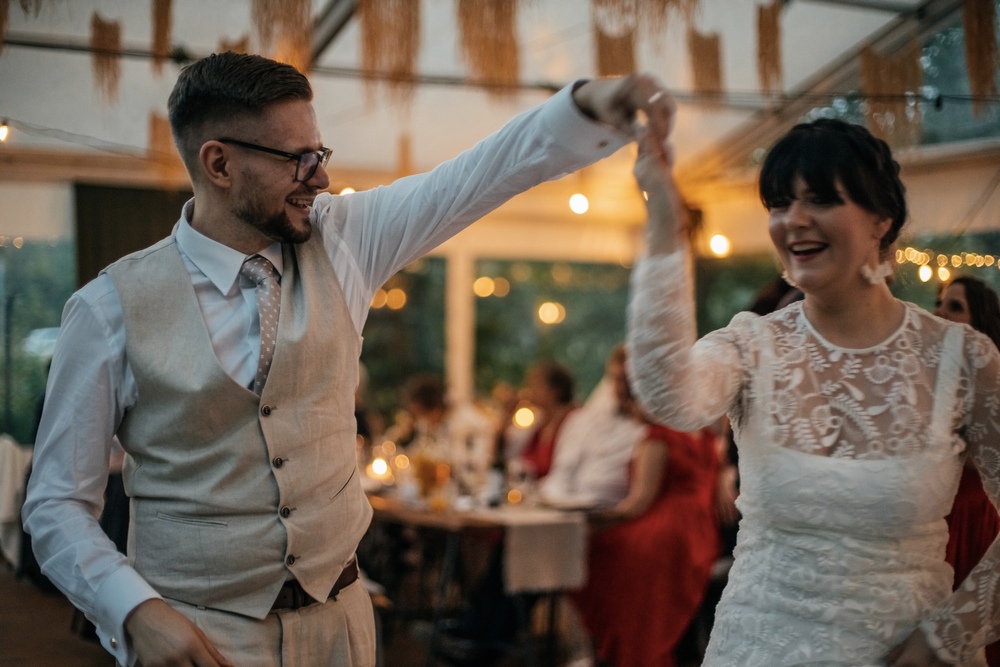 Urok i zabawa trwająca do nocnych godzin na tym wyjątkowym przyjęciu - reportaż fotograficzny
