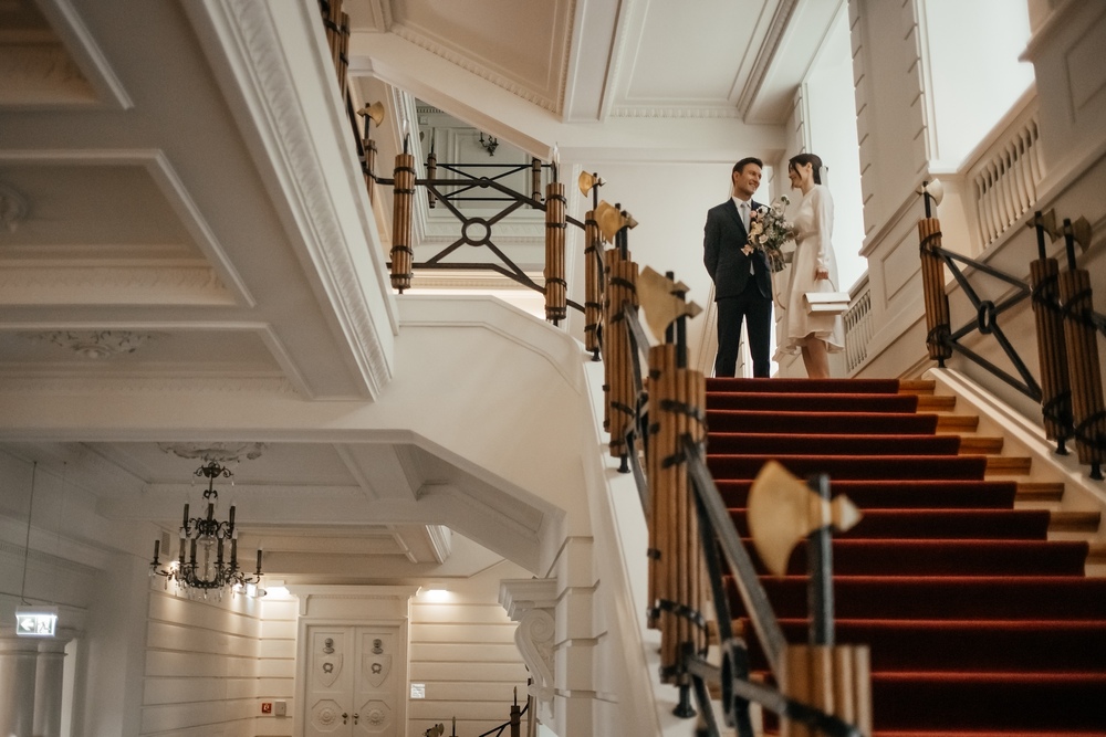 Wzruszający uścisk pary młodej podczas ślubu w Poznaniu
