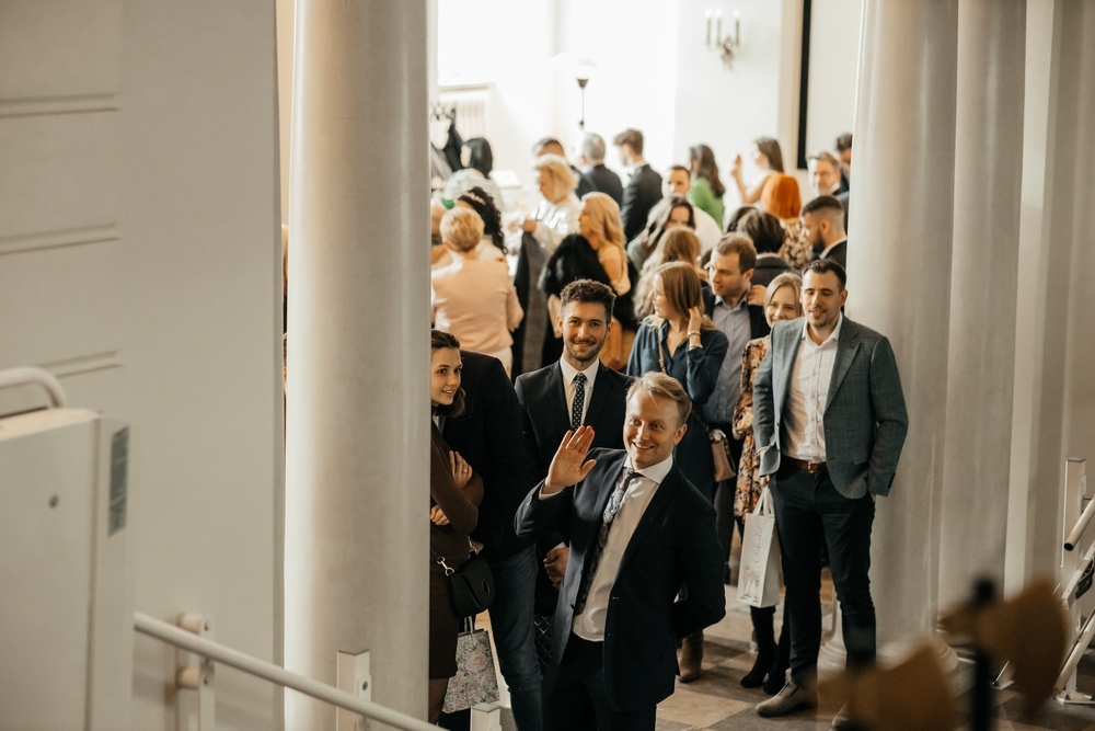 Goście składają życzenia nowożeńcom podczas uroczystości ślubnej