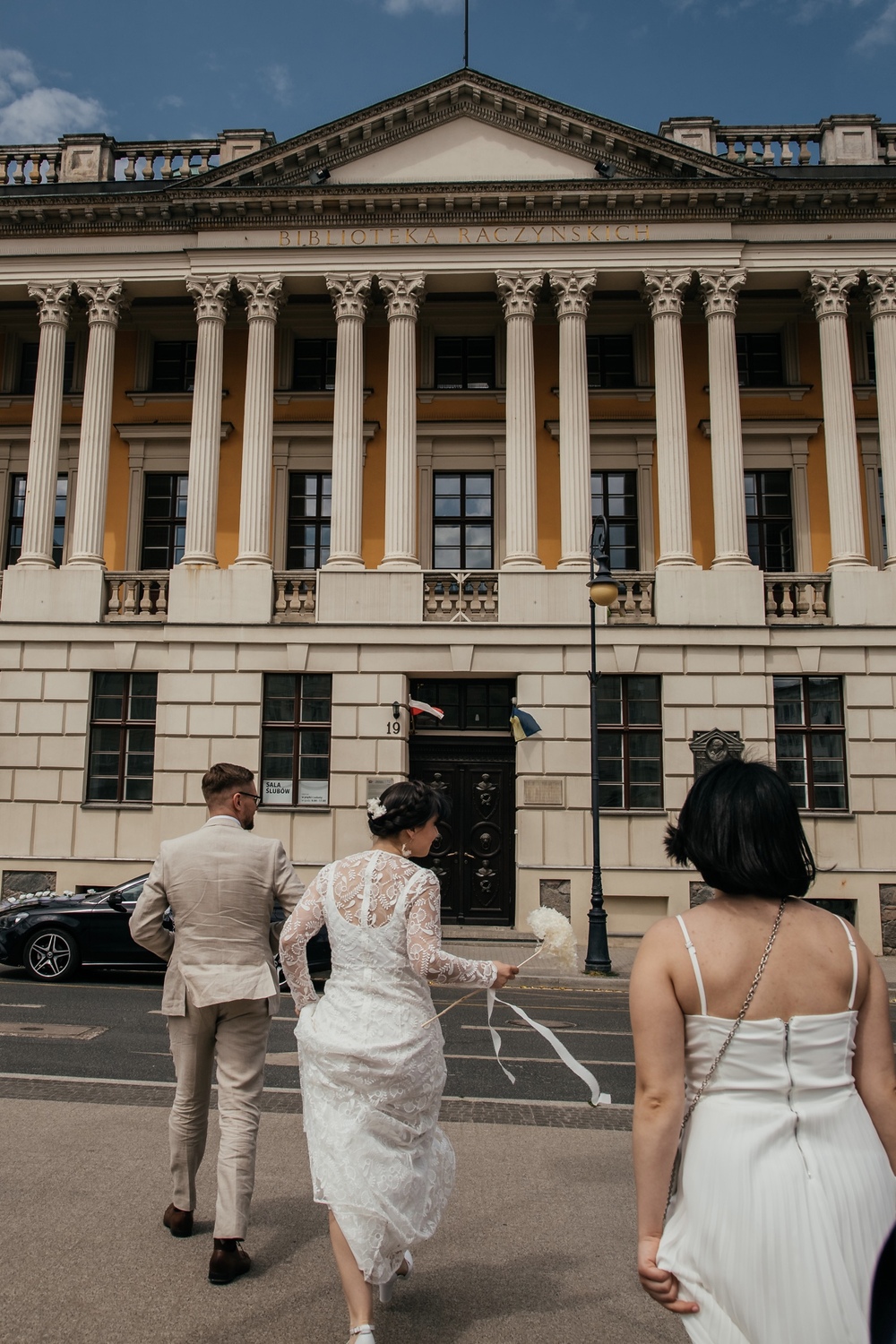 Nowożeńcy podczas uroczystego ślubu w poznańskiej Bibliotece Raczyńskich