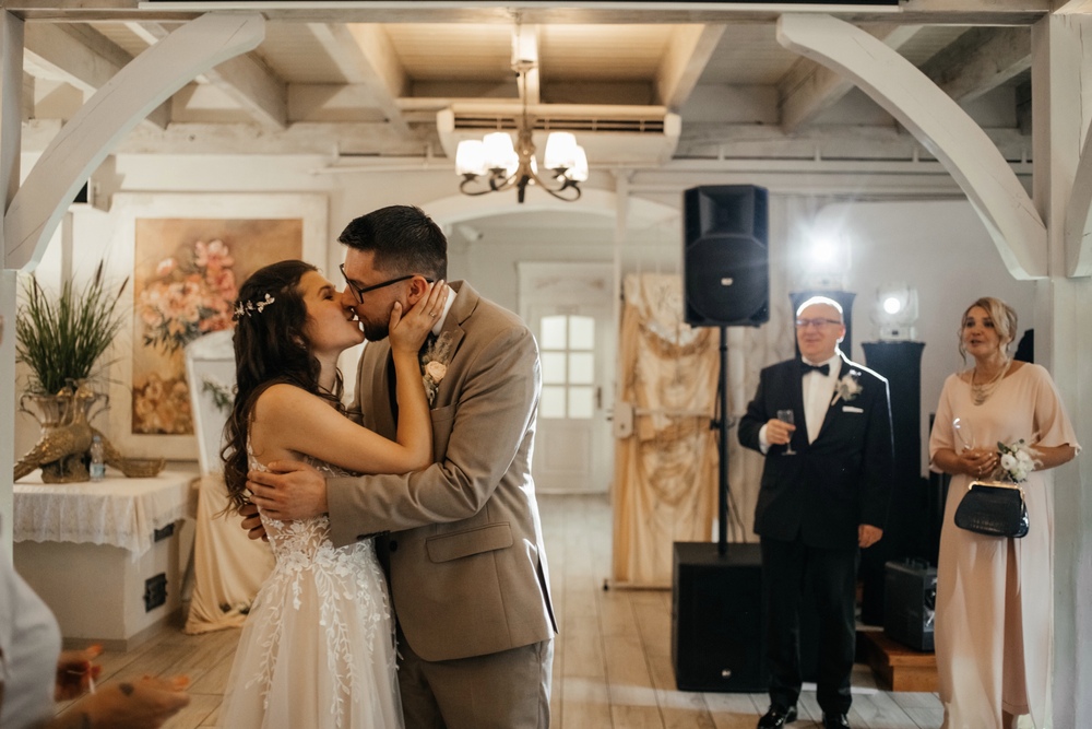 Miłość między drewnianymi detalami w sali weselnej